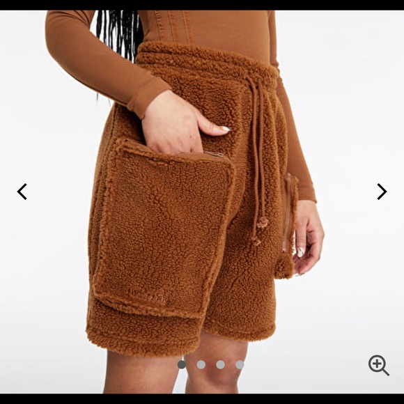 IVY PARK SHERPA TEDDY UNISEX CARGO SHORTS - Picture 4 of 10